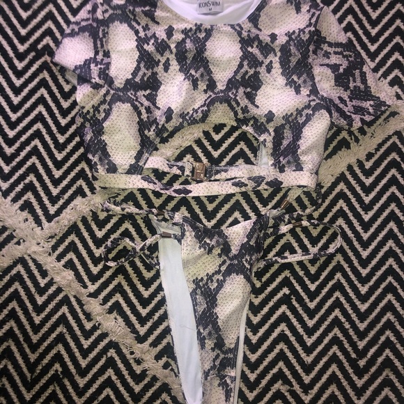 Snake print swimsuit - Picture 3 of 4